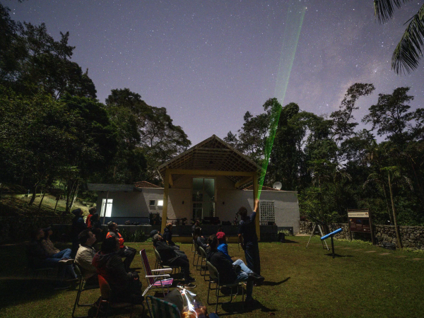 Aun en una noche con luna, el brillo de la Vía Láctea se puede apreciar con nitidez.