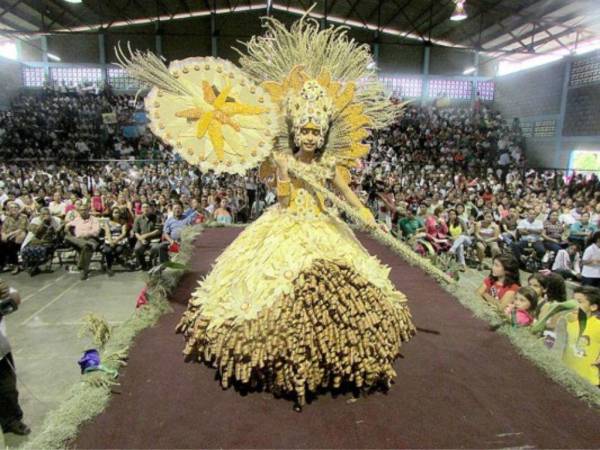 Una niña muestra su vestido inspirado en el maíz durante la feria.