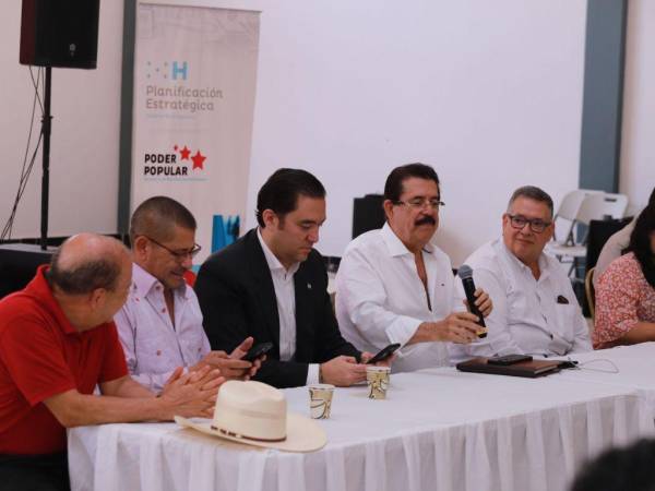 En la reunión de la Bancada estuvo el asesor presidencial y coordinador de Libre, “Mel” Zelaya, el secretario presidencial e hijo de la presidenta Xiomara Castro, Héctor Zelaya y el Ministro de Defensa y Seguridad, José Manuel Zelaya.