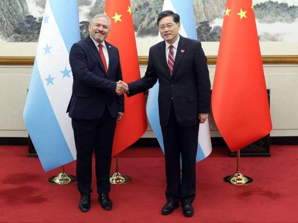 El canciller Eduardo Enrique Reina y el ministro de Relaciones Exteriores de China, Qin Gang, sellaron relaciones el 26 de marzo.