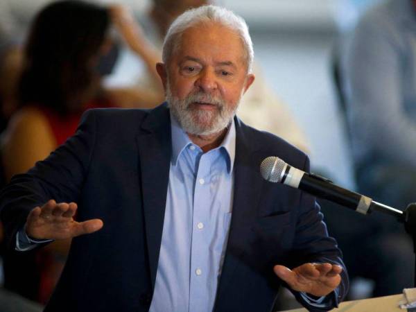 Lula da Silva es miembro fundador y presidente honorario del Partido de los Trabajadores, con el que obtuvo su primera victoria en las elecciones de 2002, y fue investido presidente el 1 de enero de 2003. En las elecciones de 2006 venció otra vez y obtuvo un segundo mandato como presidente.