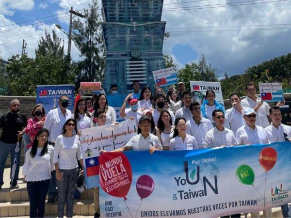 Al lugar también acudieron padres de familia, amigos y la embajadora Vivia Chang.