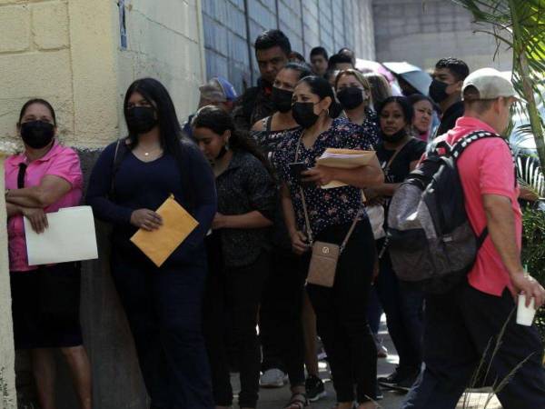 Miles de padres de familia llegaron a los centros educativos correspondientes a su zona para realizar los trámites de matrícula.