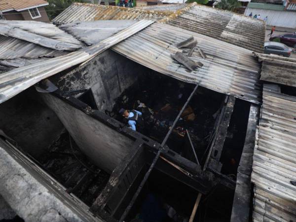 Dos personas estaban en un cuarto y dos niñas en el baño de la vivienda.