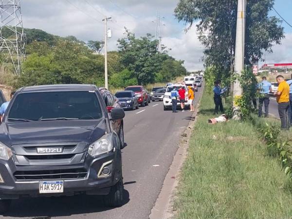 El cuerpo de la fémina quedó tendido a un lado de la vía y a unos metros el vehículo sospechoso de haberla arrollado.