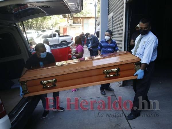 El cuerpo sin vida del joven fue retirado por sus familiares.