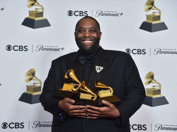 Killer Mike posando junto a sus tres premios Grammy.