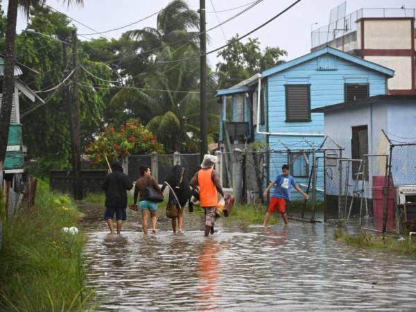 Lisa ingresó en el continente la tarde del miércoles, cerca de la desembocadura del río Sibun a unos 15 km al suroeste de Ciudad de Belice.