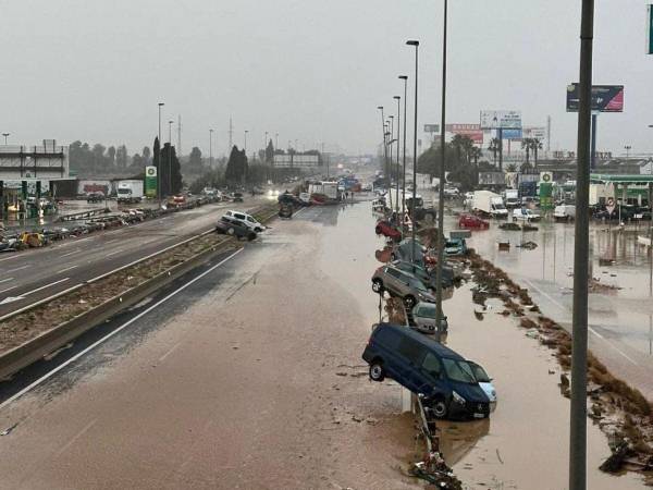 Vista general de varios vehículos dañados en Catarroja, tras las fuertes lluvias causadas por la DANA.