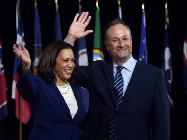 La vicepresidenta de los Estados Unidos Kamala Harris y su esposo Doug Emhoff.