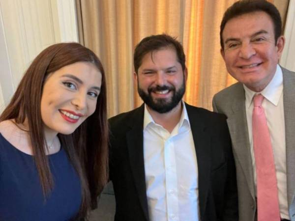 Iroshka y Salvador aprovecharon para sacarse una selfie con el nuevo presidente chileno.