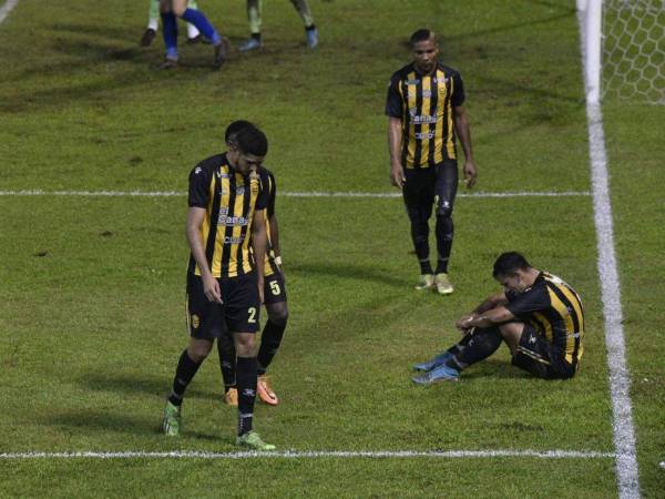 El plantel de Real España se lamenta tras la eliminación a manos del Victoria.