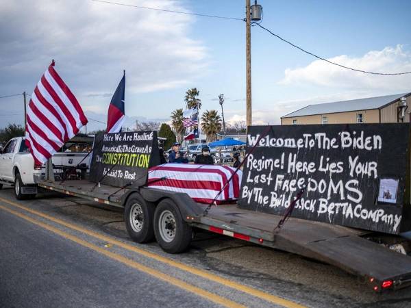 Los participantes en el convoy “Take Our Border Back” llegan a Cornerstone Childrens Ranch cerca de Quemado, Texas. El convoy que transportaba a quienes se oponen a la inmigración ilegal comenzó el 29 de enero.