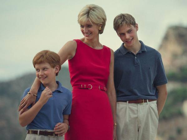 Elizabeth Debicki asumirá el papel de la Princesa Diana en esta temporada final, que la presenta junto a sus hijos, el Príncipe William y el Príncipe Harry, durante unas vacaciones en el sur de Francia.