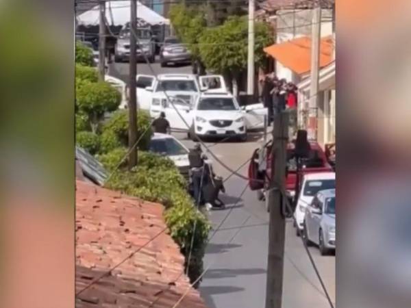 La imagen muestra a un grupo de personas contra una pared y con sus brazos detrás de la cabeza, quienes habrían sido acribillados por personas armadas que llegaron al sector, donde se realizaba un velorio.