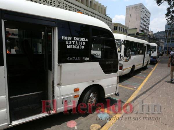 Un conductor, que prefirió no identificarse, aclaró que ellos solo obedecen a los dueños, asimismo excusó el exceso de pasajeros con la necesidad de los usuarios por llegar rápido a sus destinos.