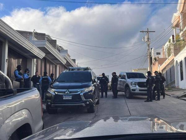 La vivienda de la exministra de la Secretaría de Finanzas, Rocío Tábora, permanece rodeada por la Policía Nacional en la colonia Las Uvas.