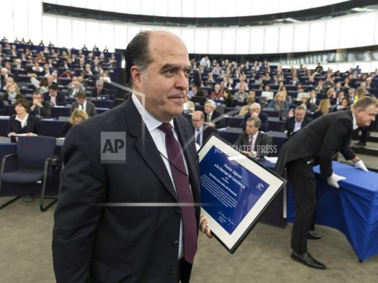 Julio Borges, presidente de la Asamblea Nacional de Venezuela, sale tras recibir el premio Sajarov a la Libertad de Conciencia, un galardón otorgado a la oposición venezolana, en Estrasburgo, en el este de Francia. (AP Foto/Jean-Francois Badias, archivo).