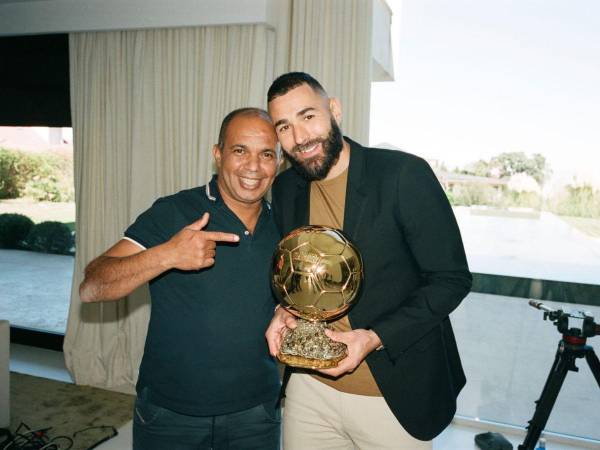 Benzema, reciente ganador del Balón de Oro, posa junto a su agente.