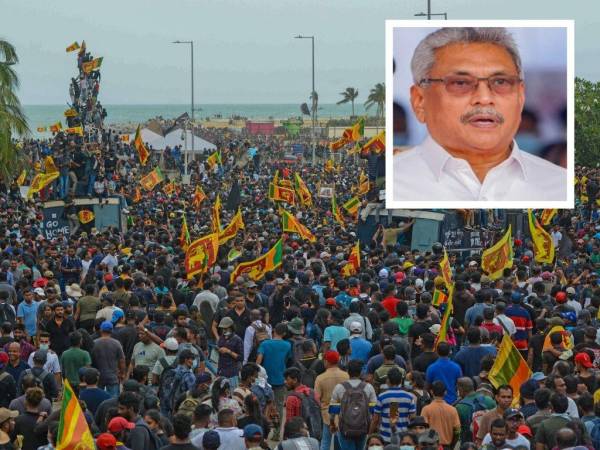 Los manifestantes que exigen la renuncia del presidente de Sri Lanka, Gotabaya Rajapaksa, se reúnen cerca del recinto del Palacio Presidencial de Sri Lanka en Colombo el 9 de julio de 2022.