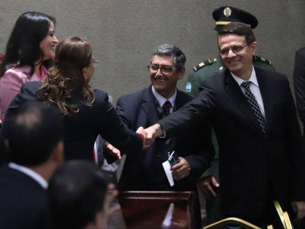 Un apretón de manos entre el exministro de Salud, José Matheu con Xiomara Castro, la presencia de Rixi Moncada y otros funcionarios del gobierno destacaron en la ceremonia de instalación de la tercera legislatura en el Congreso Nacional. A continuación las imágenes captadas por EL HERALDO.