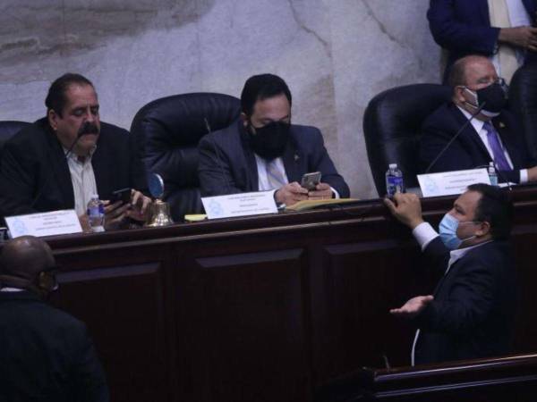 Pese al anuncio del retorno a sesiones, diputados señalaron desconocer si se sesionará el martes.