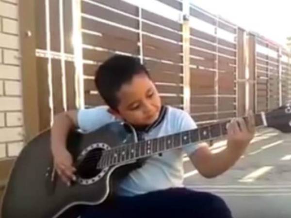 Este es el niño que interpreta a la perfección la épica canción de Metallica (Foto: Captura video)