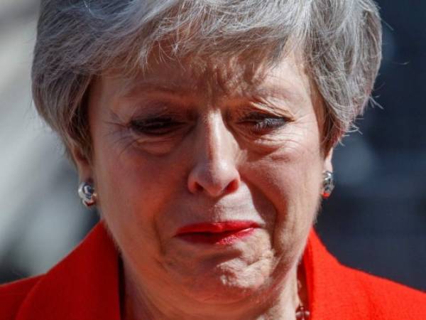 La primera ministra de Reino Unido, Theresa May, visiblemente afectada tras anunciar este viernes que dimitirá como líder del Partido Conservador el próximo 7 de junio. Foto AFP