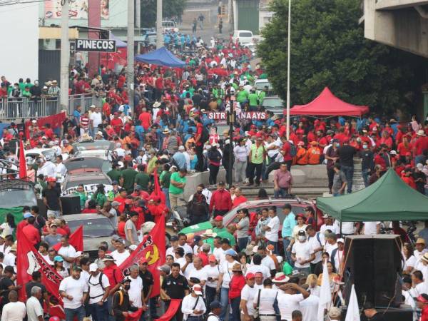 En conmemoración al Día Internacional del Trabajo, cientos de trabajadores salieron desde tempranas horas y afinaron los últimos detalles para las movilizaciones programadas. Monigotes, militantes del partido Libertad y Refundación y el imponente pabellón nacional destacan en las primeras imágenes captadas por el lente de EL HERALDO.