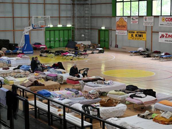 Las autoridades en Ravena ordenaron el sábado la inmediata evacuación de de las aldeas que corren más riesgos por los deslizamientos.