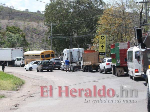 Debido a las tomas en la zona se formaron filas kilométricas de vehículos que intentaban salir e ingresar a la capital de Honduras.