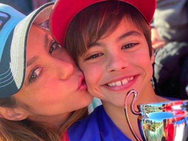 El hijo mayor de Shakira, Milan, dejó a todos sorprendidos con su debut como modelo, demostrando que también heredó el talento de su madre.