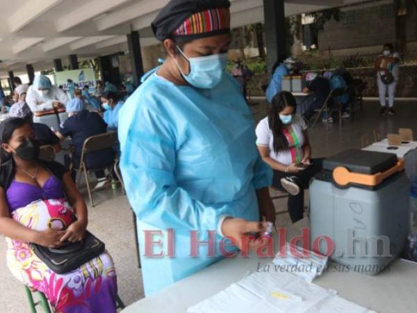 Muchas embarazadas en Honduras no se han vacunado contra el coronavirus por temor a afectar al bebé, pero sucede lo contrario. Foto: Alex Pérez | EL HERALDO.