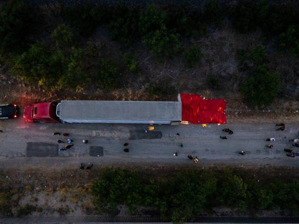 Imagen aérea del tráiler donde se encontraron los cuerpos de los migrantes.