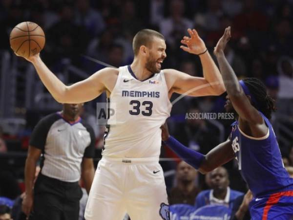 El centro español Marc Gasol de los Grizzlies de Memphis ante la marca de Montrezl Harrell de los Clippers de Los Angeles. Foto:AP