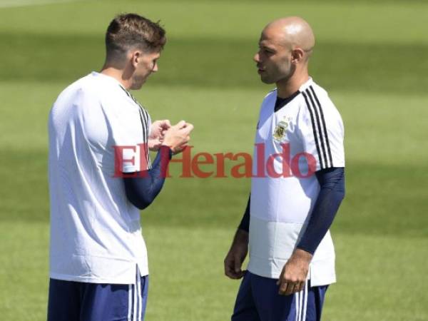 Leo Messi junto a Javier Mascherano conversando en uno de los entrenamientos de Argentina. (AFP)