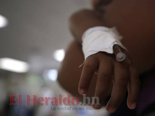 En el Seguro Social de La Granja se atiende a los niños que presentan temperaturas mayores a 39 grados. Foto: Johny Magallanes / EL HERALDO.