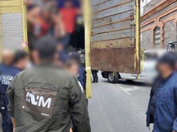 La detención ocurrió cuando personal del INM realizaba acciones de verificación en una carretera que une a Puebla con el vecino estado de Oaxaca (sur) y los agentes se percataron de un camión que iba tapado con una lona, detalló la institución en un comunicado.