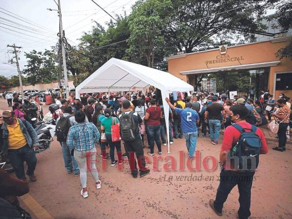 Los maestros interinos protestaron frente a Casa Presidencial para exigir sus derechos laborales.