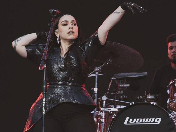 Carla Morrison cantó para más de 60 mil personas todas las noches de los conciertos de Coldplay en México.