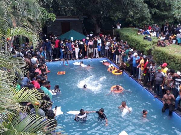 Decenas de personas se sumergieron en la piscina de la residente del mandatario.