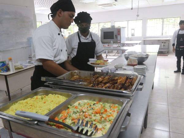 Inglés y manipulación de alimentos también son incluidos en los cursos de la cocina.