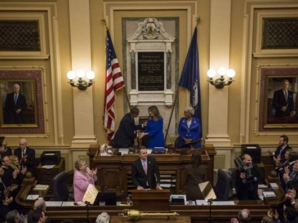 La resolución fue aprobada con el apoyo de tres republicanos, pero ahora debe pasar por el Senado donde la mayoría es afín al presidente Trump. Foto: AFP.