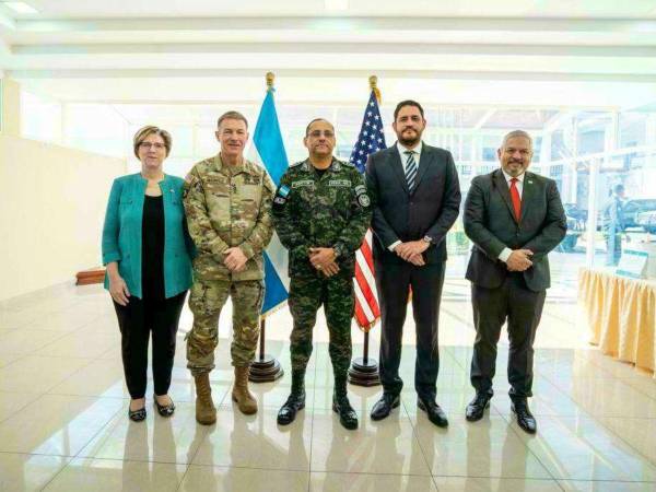 El general James McConville, del Ejército de EUA, estuvo recientemente en Honduras y pactó el apoyo a la Fuerza Aérea.