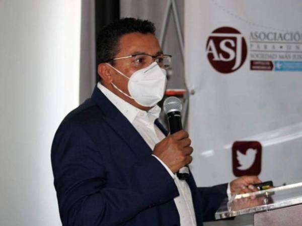 Carlos Hernández, director de la ASJ, discrepa con el ministro de Salud.