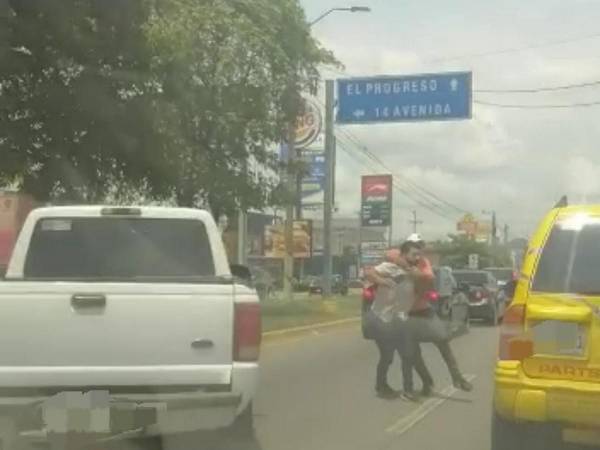 Imágenes captadas en video muestra que los conductores venían peleado por el bulevar sin importarles golpear a terceros vehículos.