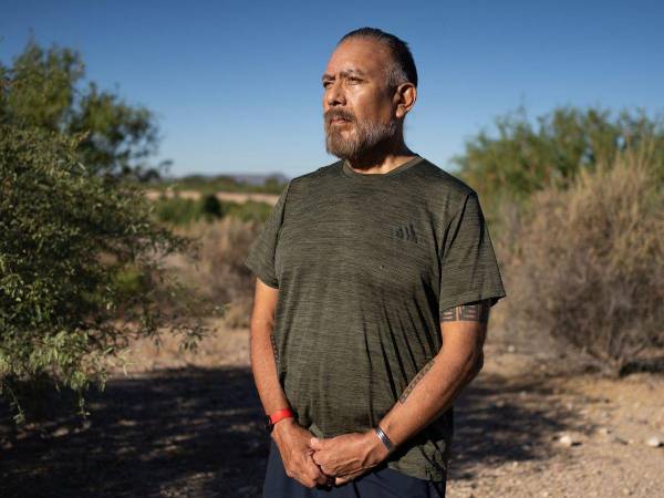 Reuben Naranjo hijo, un artista de tohono o’odham que vive en Tucson, en el parque del río Santa Cruz, en Tucson, Arizona, el 22 de junio de 2023.