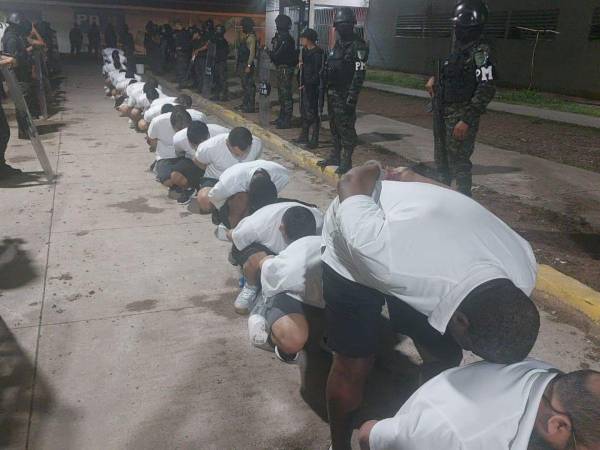 Los reclusos fueron ordenados en filas antes de abordar las unidades que los trasladarían a los centros penales donde estarán ahora.