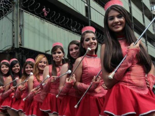 Los estudiantes de secundaria se preparan mañana y tarde para sus presentaciones del próximo 15 de septiembre.