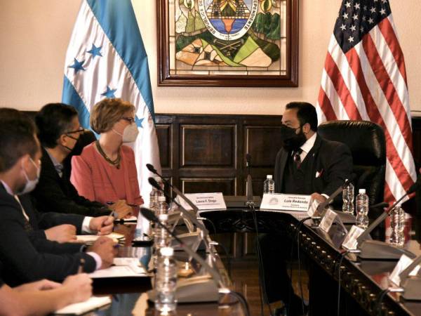 La embajadora Dogu se reunió con el presidente del Congreso Nacional.